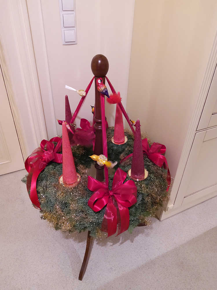 weihnachtlicher Adventskranz mit Kegelform Stearinkerzen